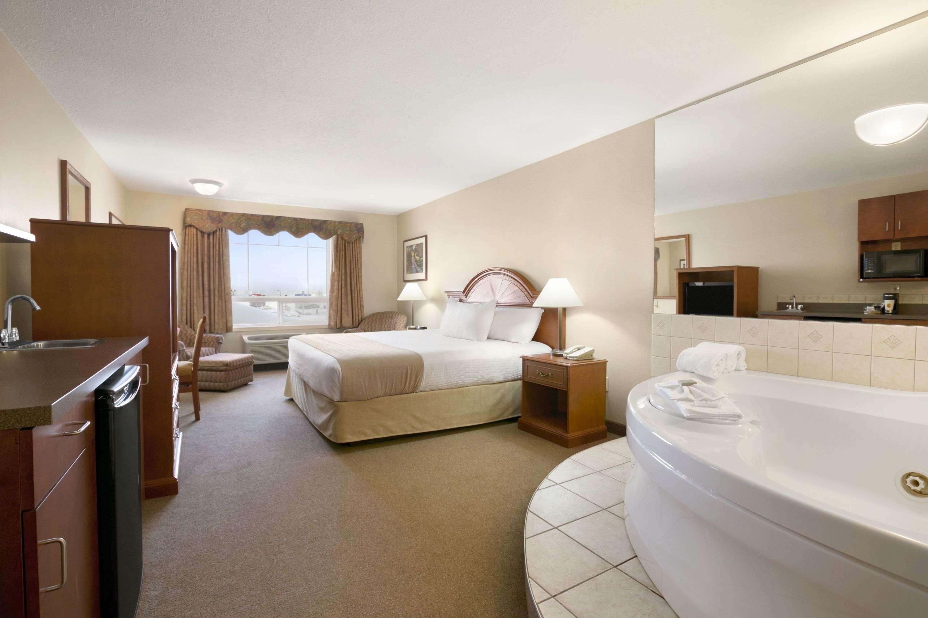 Super 8 By Wyndham High Level Ab Hotel Buitenkant foto